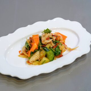 スパイシーチキンとパクチー野菜たっぷりサラダ